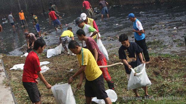 Pasukan Oranges Contoh Baik Gotong Royong Membersihkan Sampah