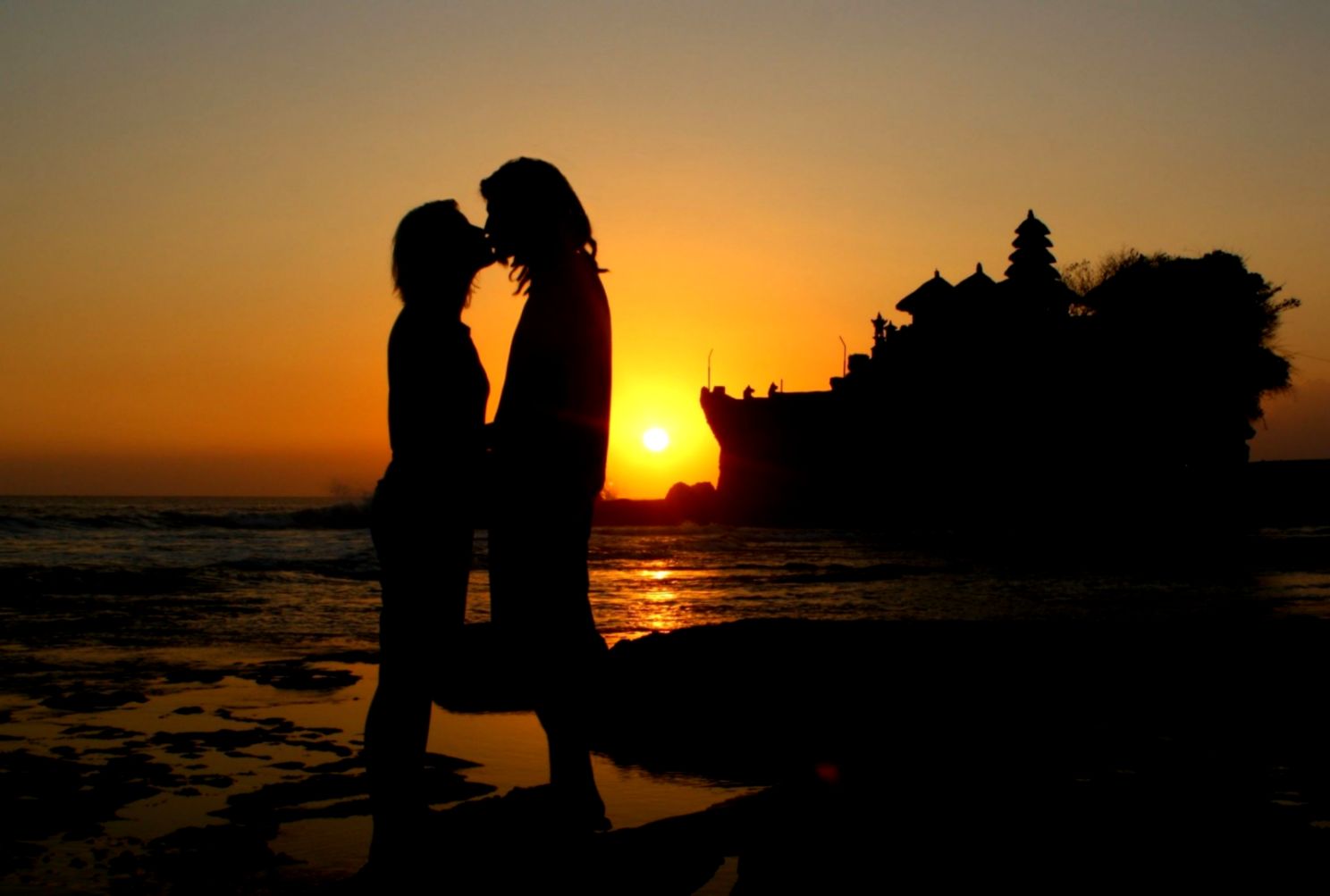 Romantic Kiss At Tanah Lot Bali Sunset Wallpap 8596 Wallpaper Romantic Kiss At Tanah Lot Bali Sunset Wallpap 8596 Wallpaper