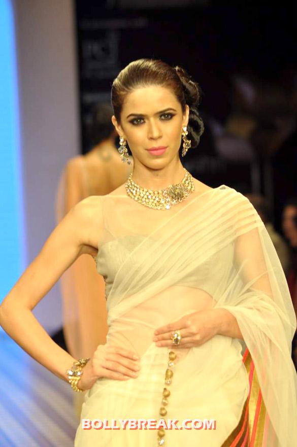 Sucheta Sharma - (7) - Kristina Akheeva Walks for Manish Malhotra at IIJW 2012