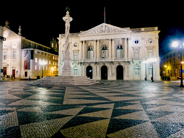 Cámara Municipal - Ayuntamiento de Lisboa y el Pelourinho de noche