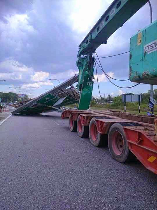 Papan tanda tunjuk arah terjatuh Cetus panik Pengguna PORTAL BERITA SATUSABAH