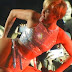 miley cyrus twerka con un culo finto, video