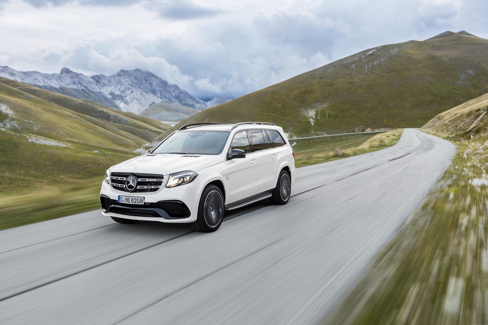 2017-Mercedes-GLS-12.jpg