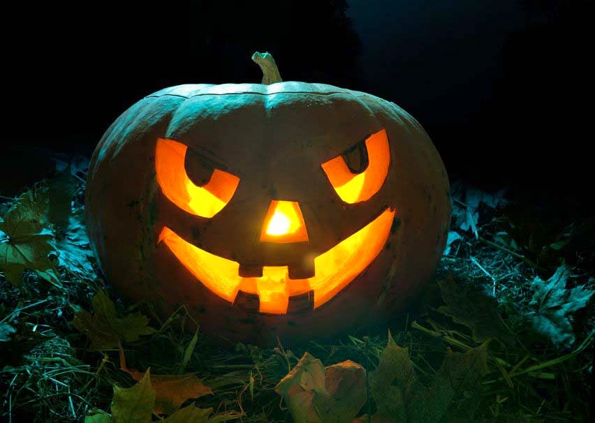 pumpkin-halloween-night-candles-teeth-leaves