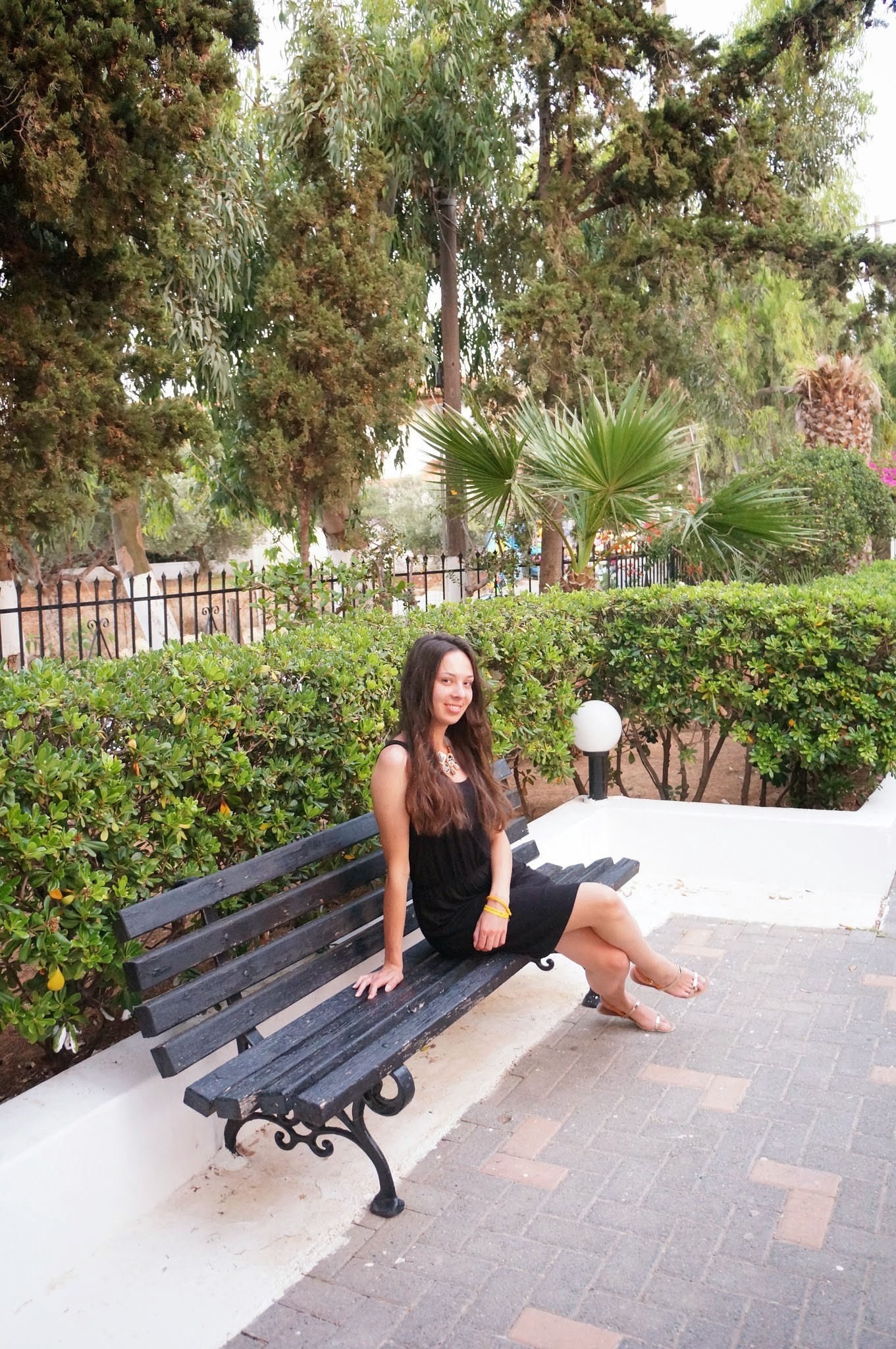 Simple look on Creta. Black dress.