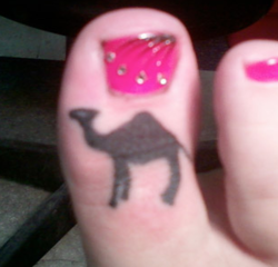 se tatua un camello en el pie gordo del pie