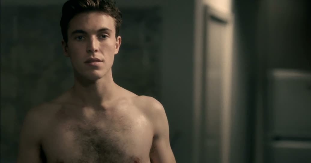 Tom Hughes Mostra Il Sedere.