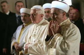 Benarkah Paus Benediktus XVI Menjadi Mualaf Setelah Mengunjungi Masjid Biru Turki?