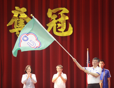 總統蔡英文(左)10日出席「2017年第29屆臺北世界大學運動會授旗典禮」,為代表團加油打氣。 總統蔡英文(左)10日出席「2017年第29屆臺北世界大學運動會授旗典禮」,為代表團加油打氣。