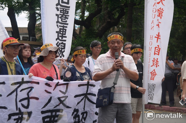 大觀事件自救會成員鄭仲皓帶領居民一同高喊「大觀生存沒未來、政院專案要解決!」 大觀事件自救會成員鄭仲皓帶領居民一同高喊「大觀生存沒未來、政院專案要解決!」