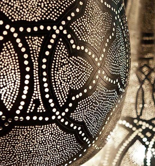  No sabemos si será por el gran tamaño que tienen o por sus intricados dibujos que crean sombras e ilusiones cuando están encendidas, pero nos encantan.