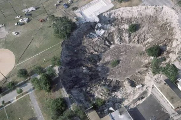 World news, Sinkhole, Very soft, Entire house, Seffner, Florida, Engineers, Planned, Unstable, Dangerous ground, Swallowed