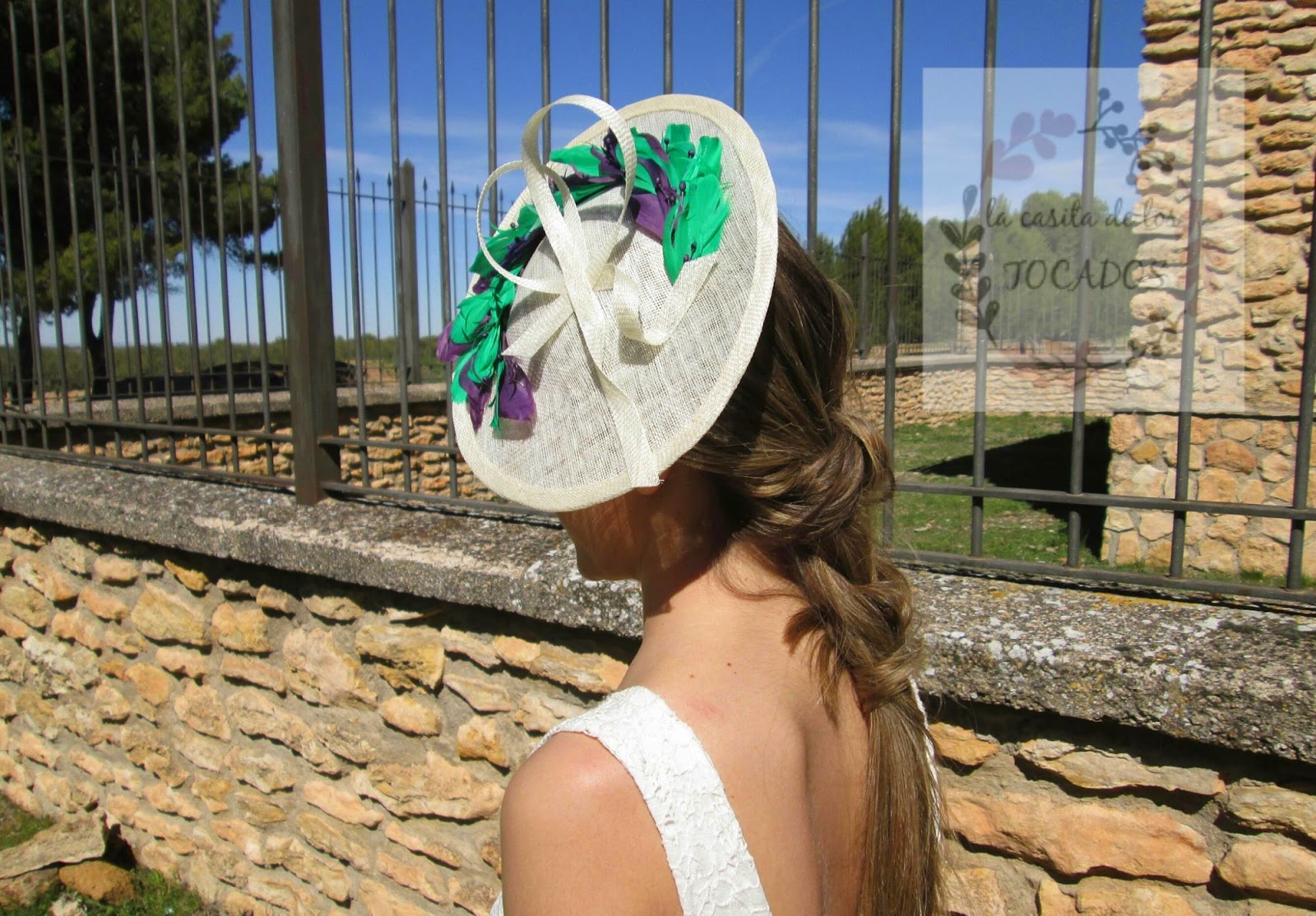 Reportaje de tocados primavera - verano 2015 La casita de los TOCADOS Tocado Nínive color crudo con plumas en verde y morado, a juego con cuerpo de encaje en crudo.