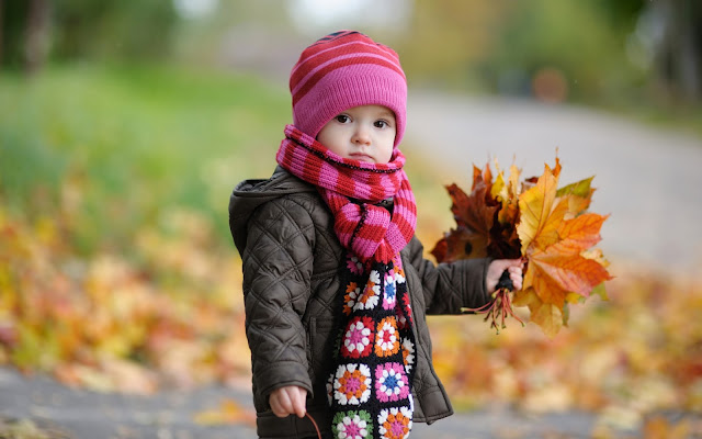 Wallpapers Cute Baby in Autumn