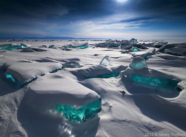西伯利亞貝加爾湖湖面結冰景象
