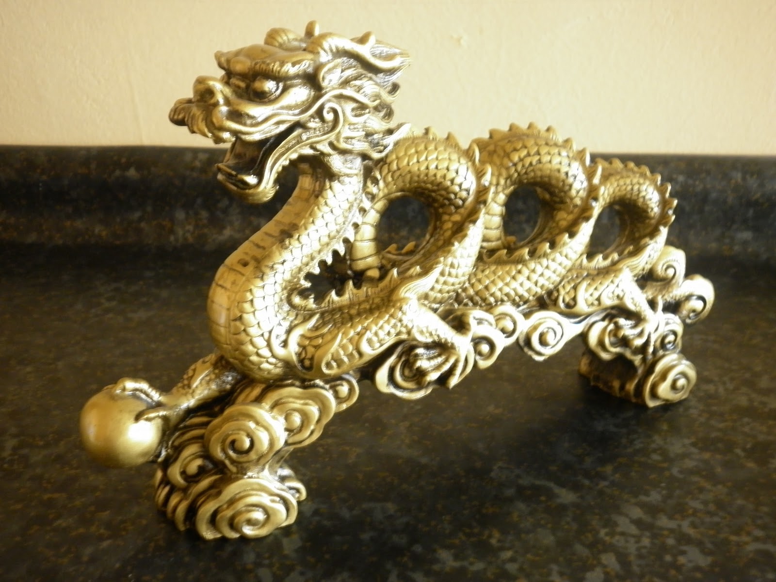 crónicas de mundos ocultos Amuleto para el Año nuevo chino el dragón