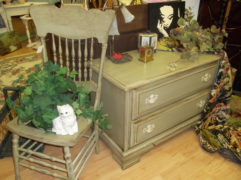 PICKIN and PAINTIN........... Chalk Paint STICKS TO ANYTHING