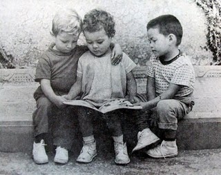 NIÑOS LEYENDO