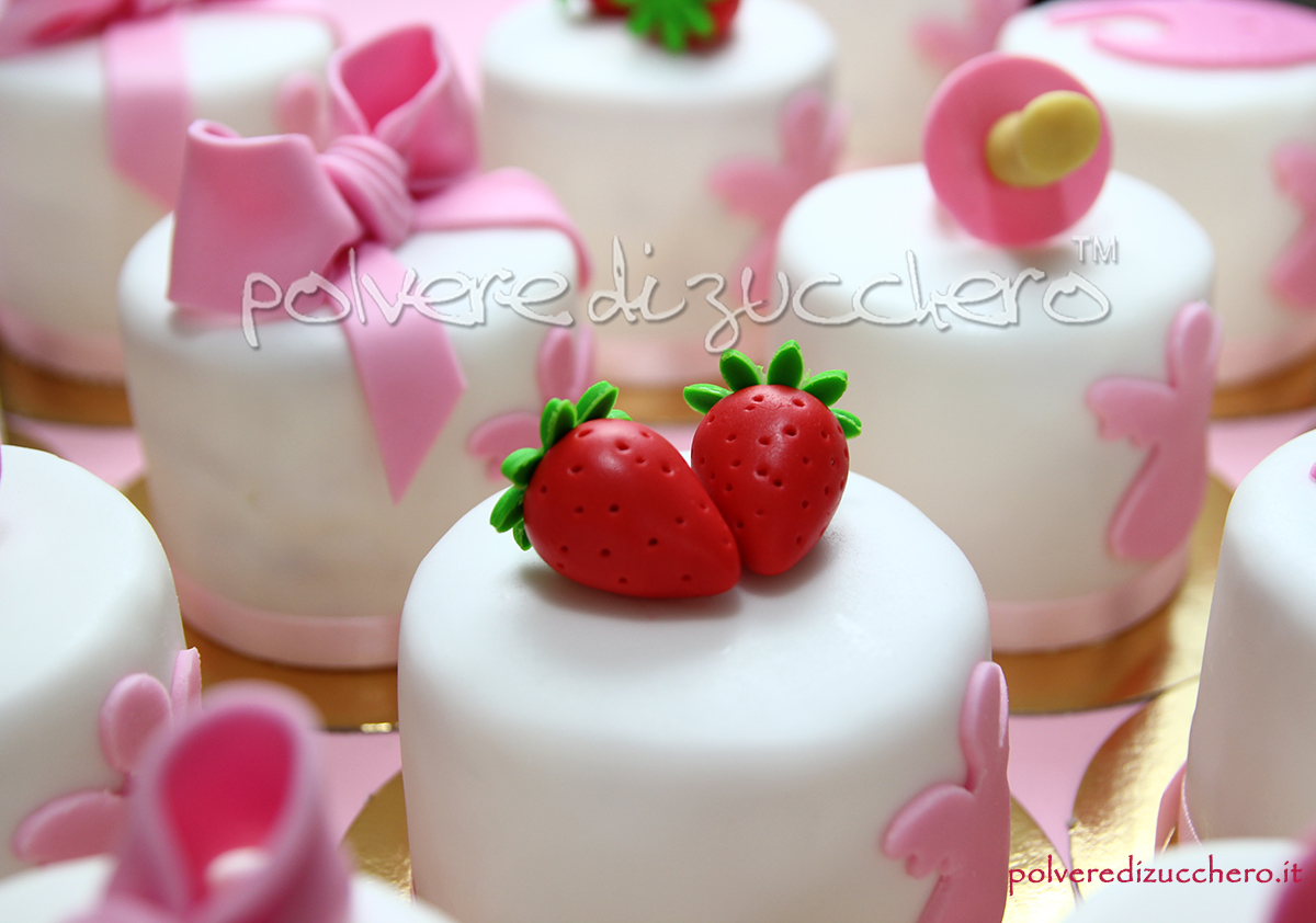 Mini cakes decorate per il battesimo di una bimba con: fragole, fiocchi, orsi, ciucci e bavagline in pasta di zucchero