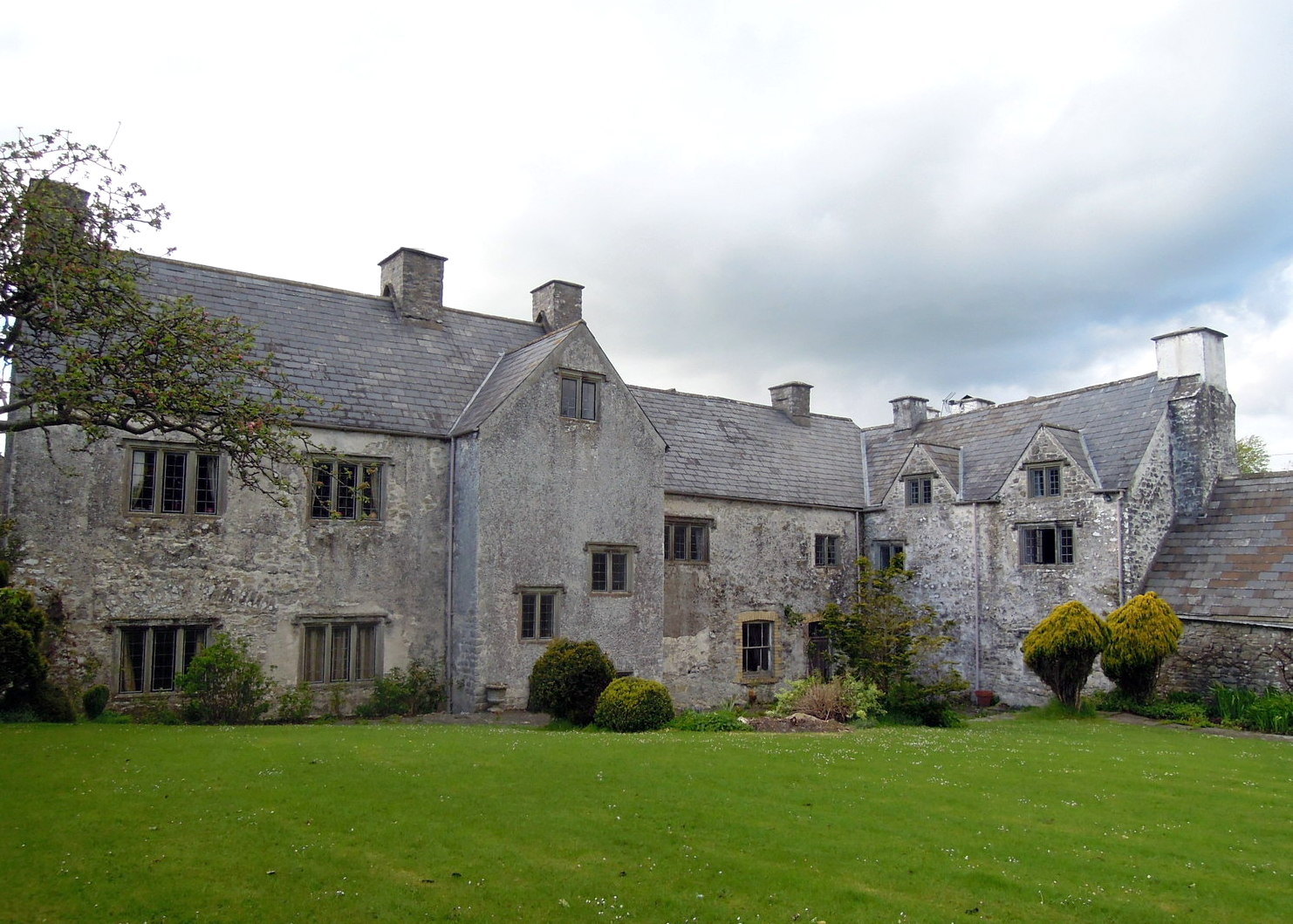 chowgypsy CrissCrossing Wales Escaping the Manor House