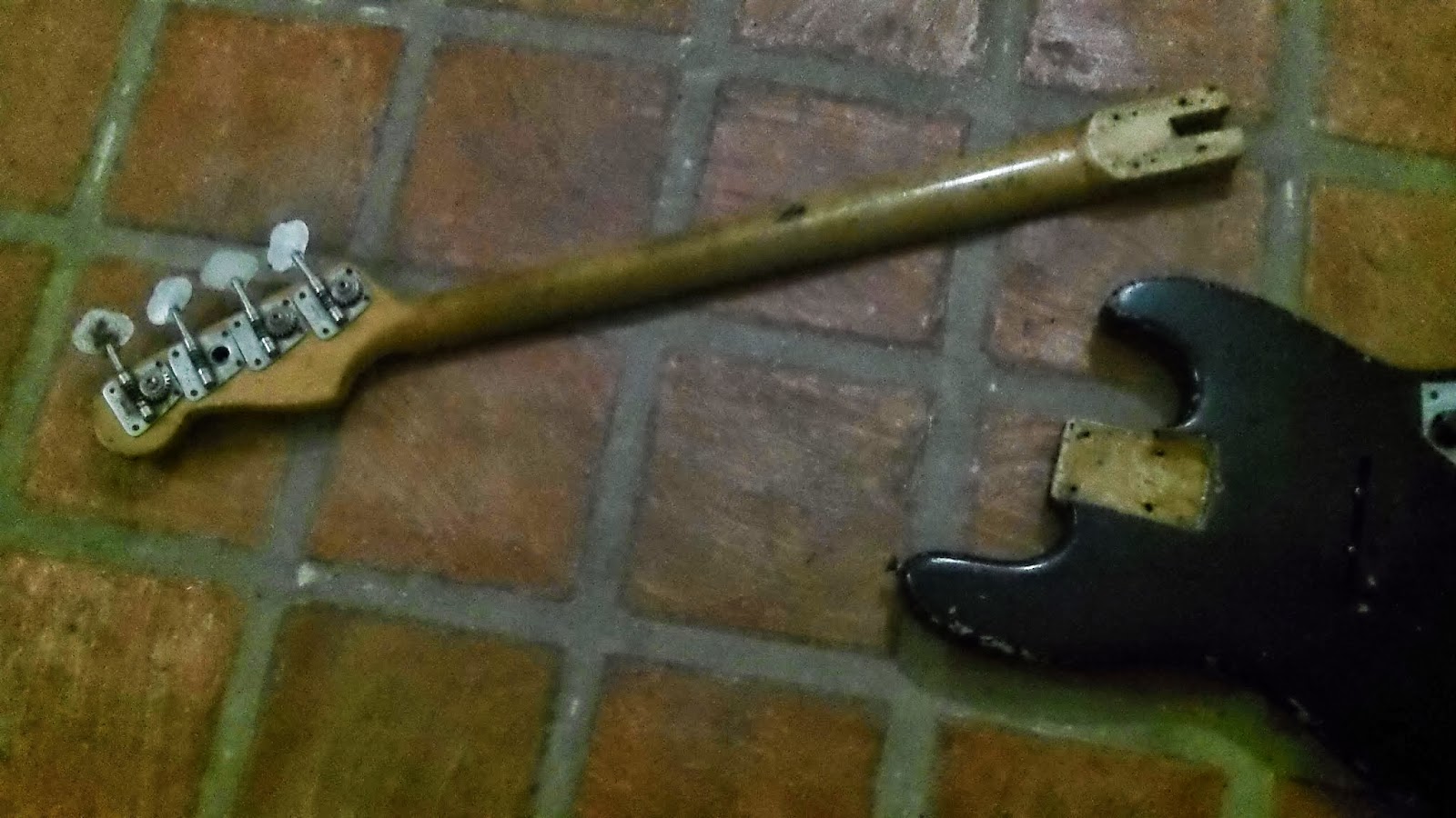 AKAOMI Broken neck old Fender jazz bass Restoring