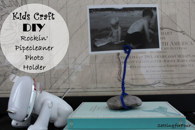 See the easy tutorial to make this fun kids craft: DIY Pipecleaner Photo Holder! Great kids activity to do over the summer break, holidays and back to school. A fun frameless way to display vacation photos, Instagram photos or kids art with a pipe cleaner!