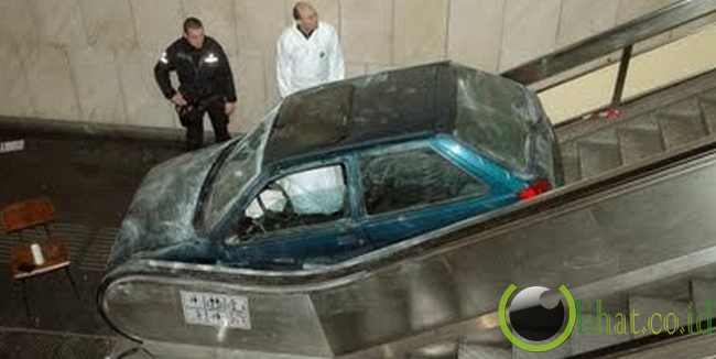 Menerobos Eskalator Menerobos Eskalator