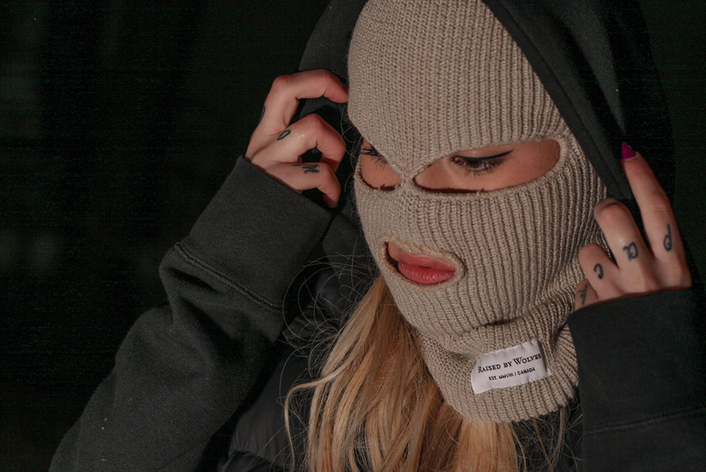 Грабители в масках грубо изнасиловали русскую девушку