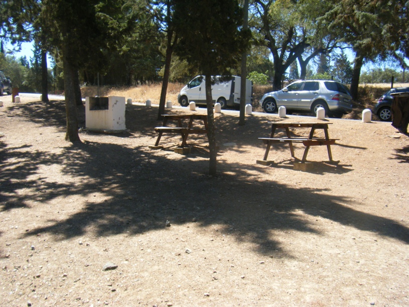 Mesa de piquenique e churrasqueira