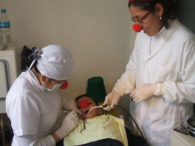 Equipo de Estudiantes y Docentes Facultad de Odontologia 