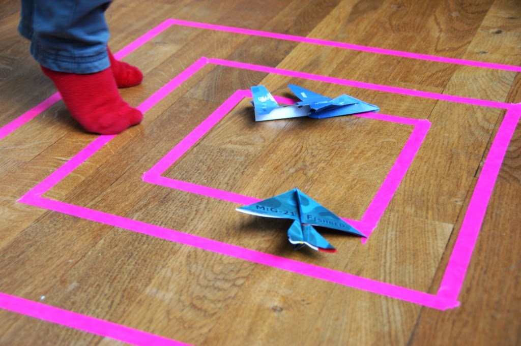 Paper plane target, weekly pin project 26 huisje boompje boefjes