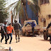 Após tiroteio, grupo faz reféns em hotel no Mali; polícia invade prédio