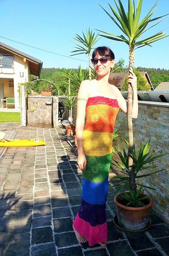 Häkelfieber: langes Regenbogen-Kleid