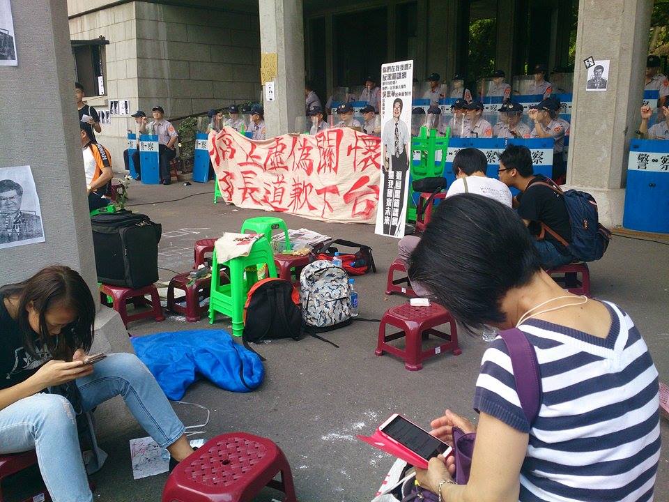 北區反課綱聯盟總召朱震1日上午表示,教育部長吳思華可以做的,「就是認錯道歉,然後下台」。圖:王子軒/攝 北區反課綱聯盟總召朱震1日上午表示,教育部長吳思華可以做的,「就是認錯道歉,然後下台」。圖:王子軒/攝