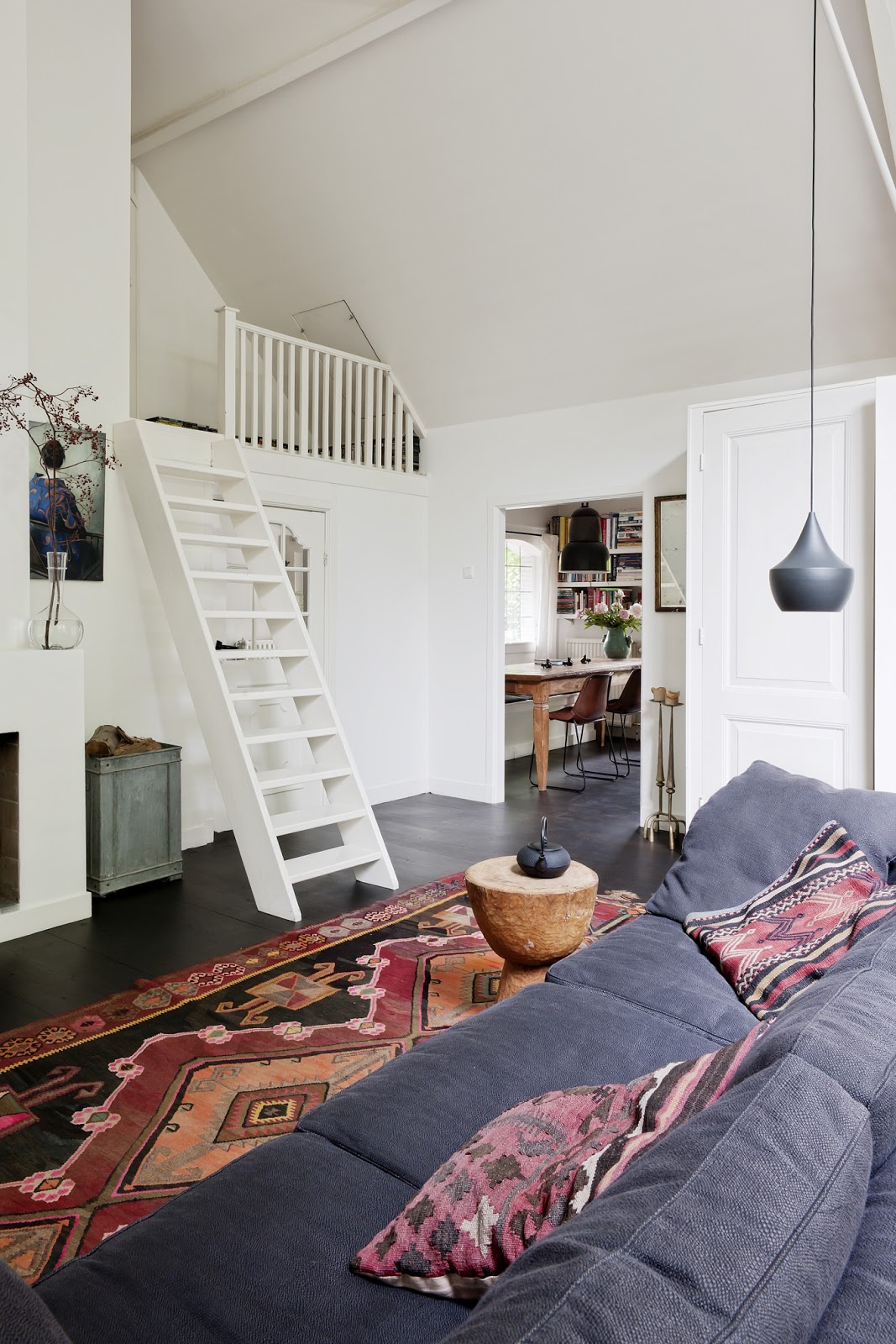 decordemon A house with an artistic character