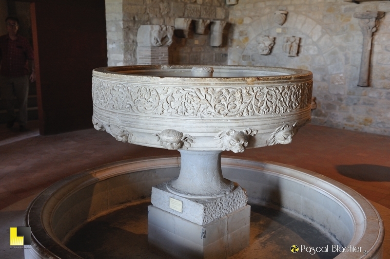Fontaine sculptée du château comtal de Carcassonne photo pascal blachier