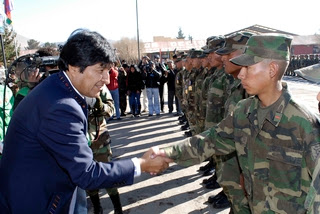 Evo Morales acusa de violación de los "derechos humanos" de 14 militares bolivianos en Chile Bolivia-Chile-Morales+condecora+a+soldados