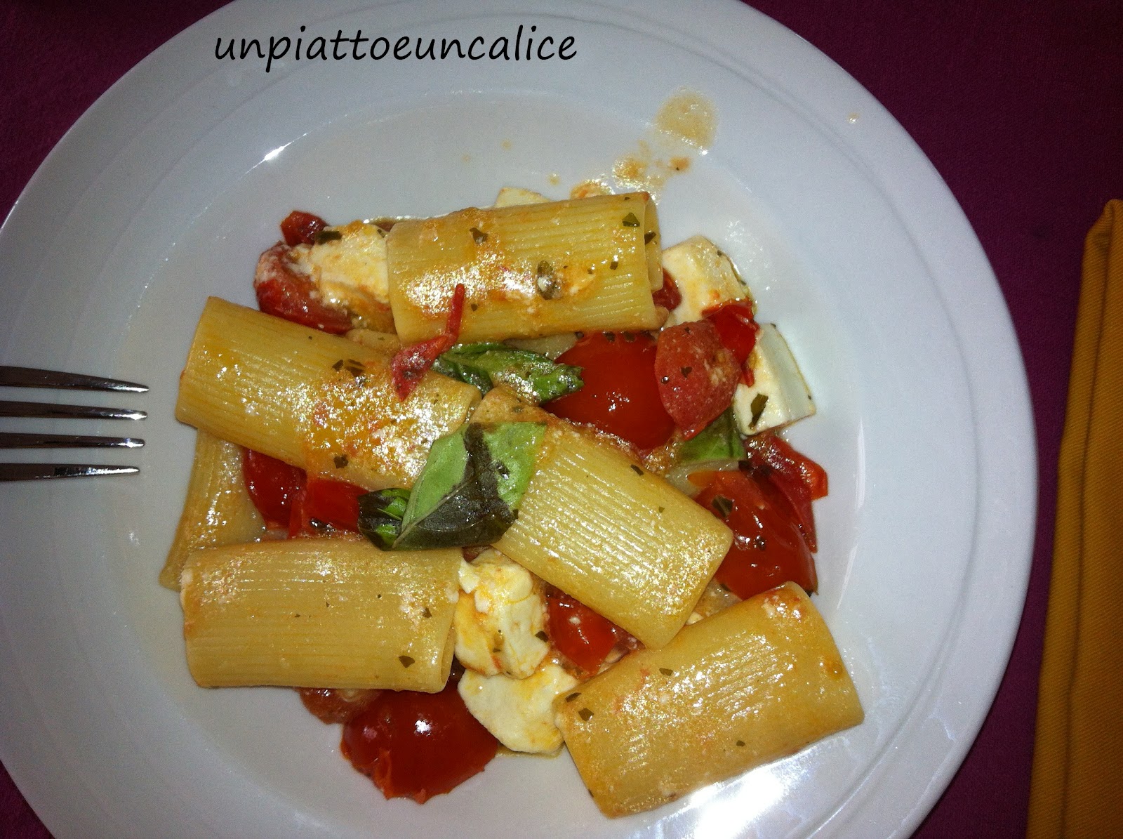 Un piatto e un calice Rigatoni napoletani con la feta