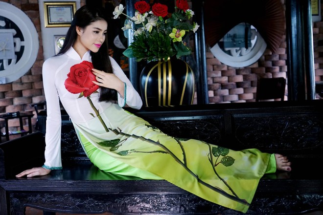 [Image: Pham-Huong-yeu-kieu-voi-ao-dai-sac-hoa-mua-thu-3.jpg]