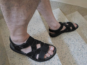 Homem usando sandália masculina Itapuã - Pés Masculinos - Male Feet
