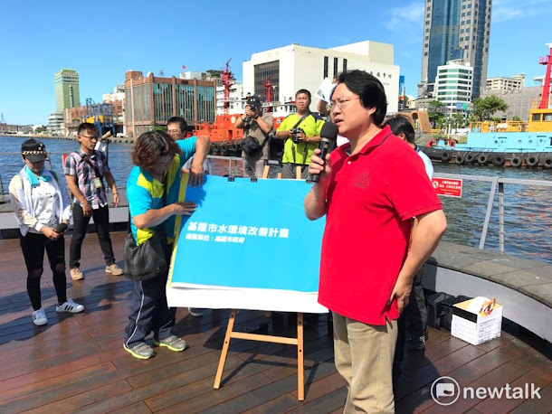 基隆市長林右昌(左)今(19)日陪同行政院政務委員吳宏謀(右)視察基隆。 基隆市長林右昌(左)今(19)日陪同行政院政務委員吳宏謀(右)視察基隆。