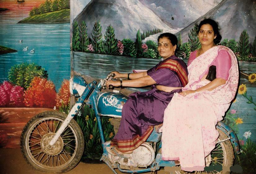 marathi-woman-riding-a-bike-photograpf-very-funny.jpg