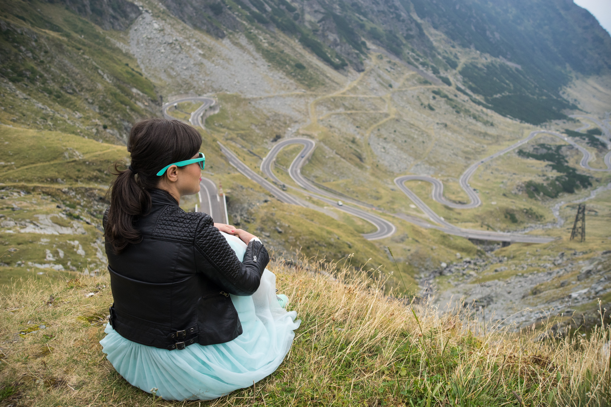 special 30th birthday photo shoot - tutu, bows and colorful balloons koton mint tulle skirt mint sneakers h&m crop top pink bow new yorker leather jacket rockish vibes rock brasov transfagarasan romania 