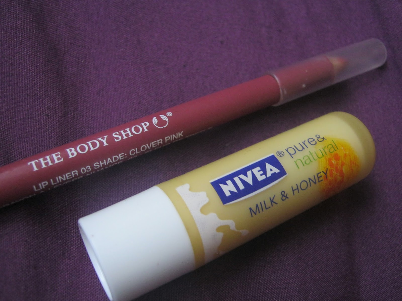 Shona Louise What's in my travel makeup bag?