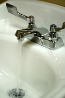 Lavabo La piel húmeda es perfecta para aplicar la crema hidratante
