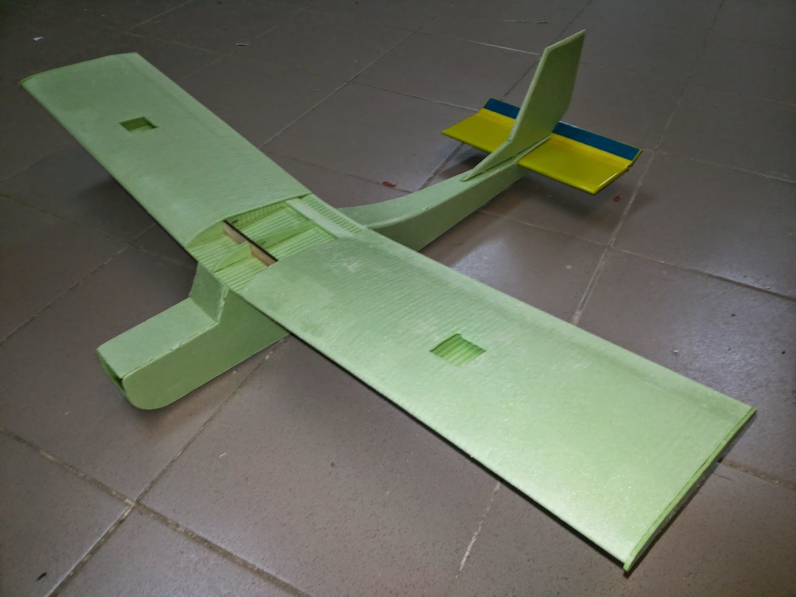 Радиоуправляемая модель самолета "Cessna из потолочки"