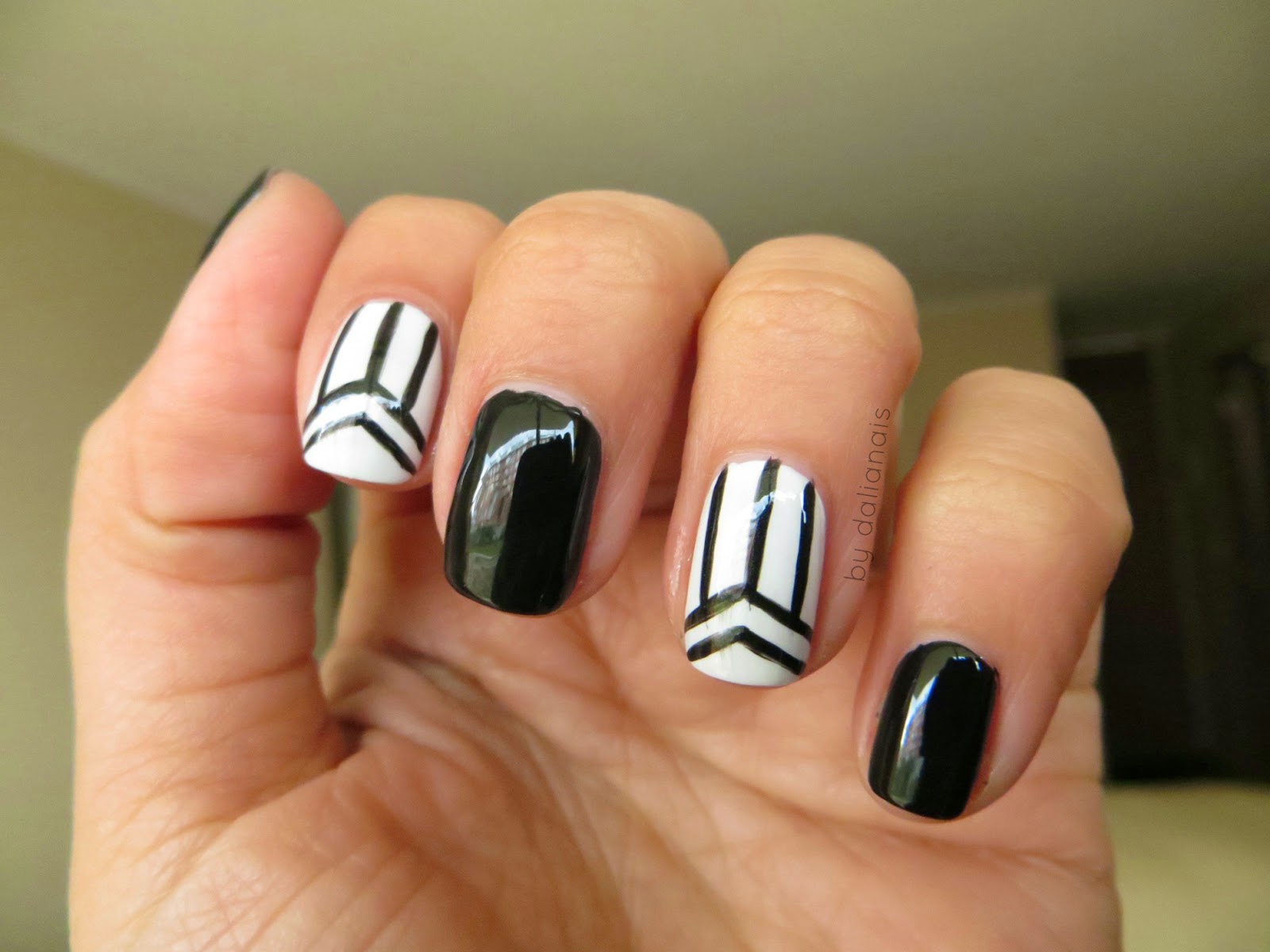 Coloreando mis Uñas Black & White Lines Nail Art
