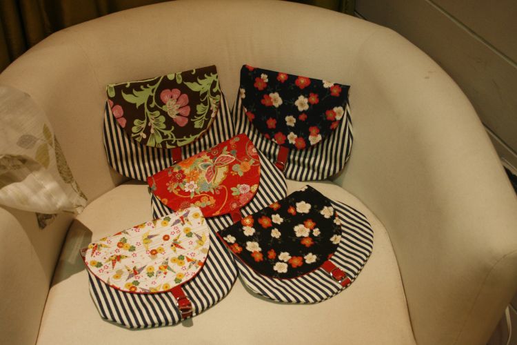 Preciosos bolsos hechos a mano con tapa de tela japonesa (hay uno que tiene una tela americana de patchwork, no os queremos engañar!) y cuerpo de lona navy