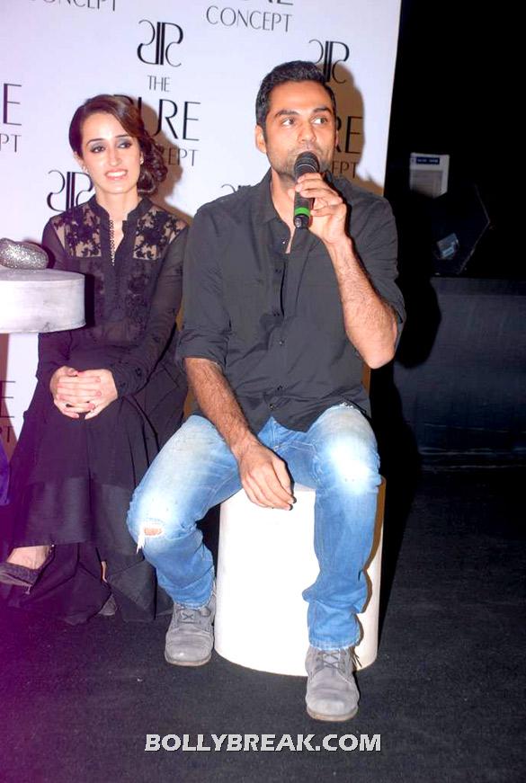 Abhay Deol with mic - (4) -  Fashion Diva Sonam Kapoor at Pure Concept Launch