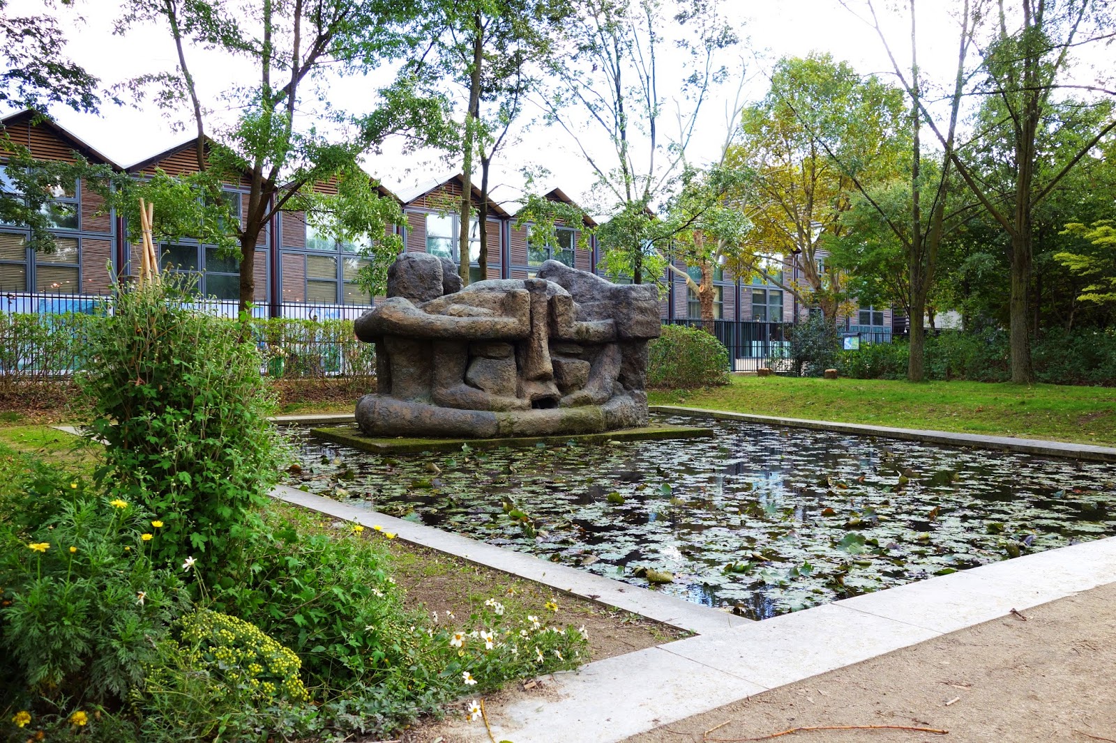 Paris Demeure 10, une sculpture monumentale d'EtienneMartin Parc